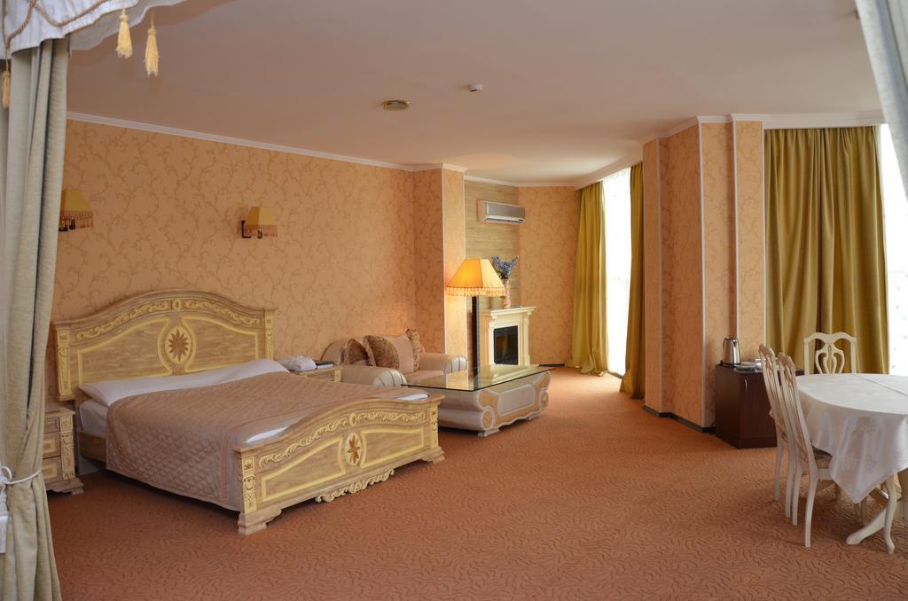 Golden Palace Hotel Aktau Kültér fotó